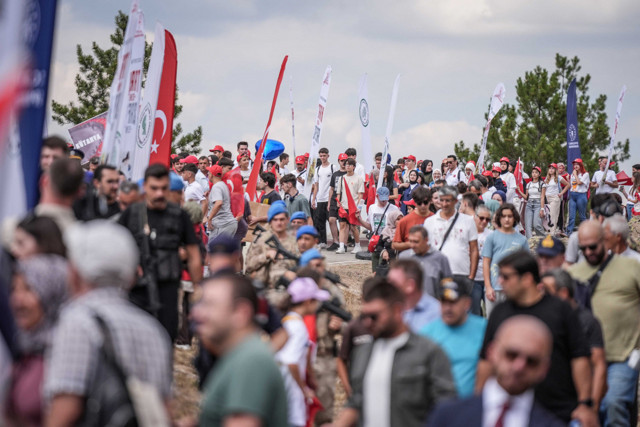 Bakan Yerlikaya, Kütahya'nın Altıntaş ilçesindeki Zafer Abidesi'ne çelenk bıraktı - Resim: 3