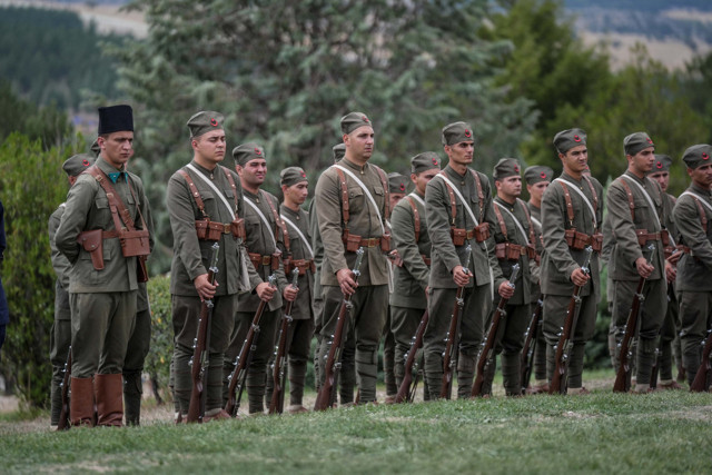 Bakan Yerlikaya, Kütahya'nın Altıntaş ilçesindeki Zafer Abidesi'ne çelenk bıraktı - Resim: 2