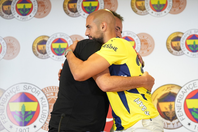 Fenerbahçe kiralık olarak kadrosuna kattığı Sofyan Amrabat için imza töreni düzenledi - Resim: 1