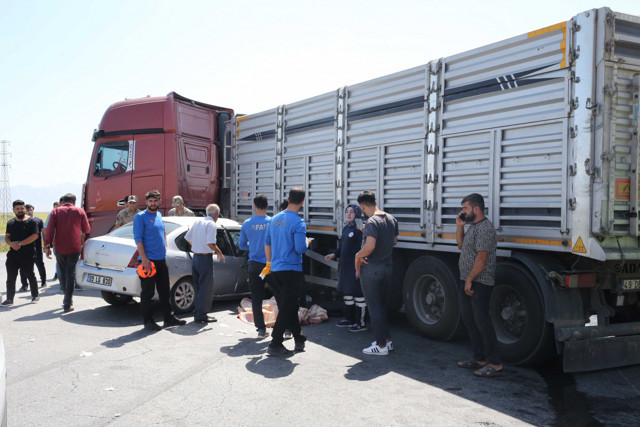 Muş'ta bir otomobil dönüş yapan tıra çarptı: Ölü ve yaralılar var - Resim: 0