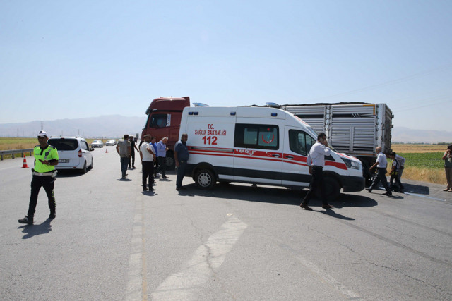 Muş'ta bir otomobil dönüş yapan tıra çarptı: Ölü ve yaralılar var - Resim: 1