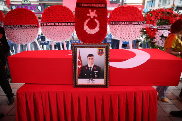 Diyarbakır'da şehit olan asker Ordu'da son yolculuğuna uğurlandı - Resim: 2