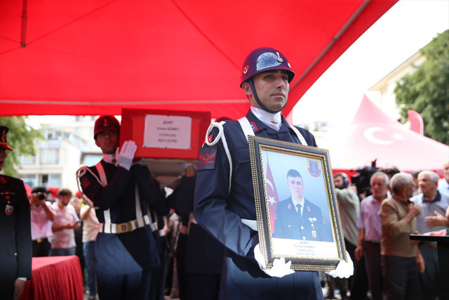 Diyarbakır'da şehit olan asker Ordu'da son yolculuğuna uğurlandı - Resim: 1