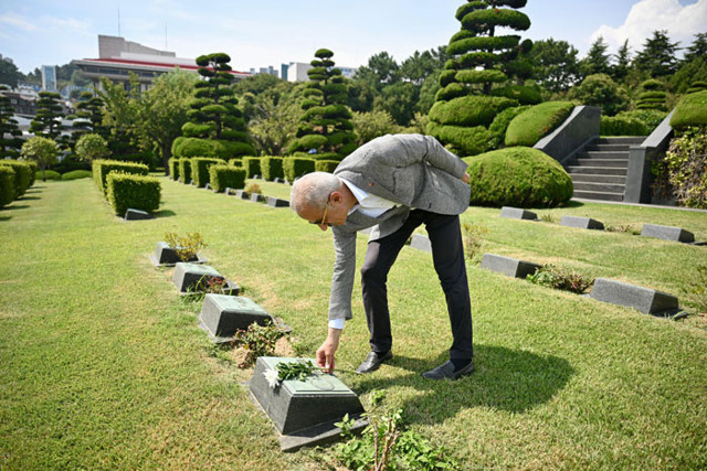 Abdulkadir Uraloğlu Busan'da yatan Kore şehitlerini ziyaret etti dayısı Kore gazisi çıktı - Resim: 0