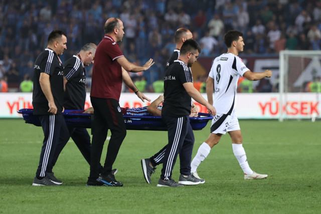 Dev maçta korku dolu anlar! Genç isim hareketsiz yere yığıldı! - Resim: 1