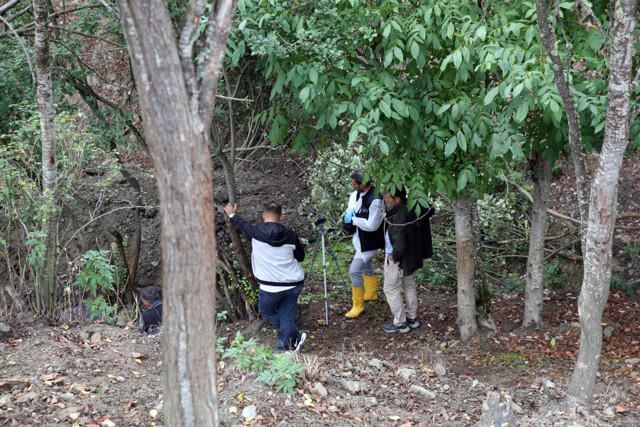 Kastamonu'da 18 yıl önce kaybolan kadının oğlunun evinin bahçesi kepçeyle aranıyor - Resim: 0