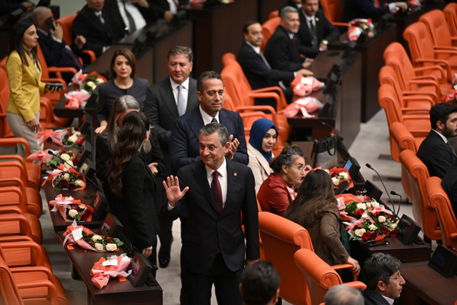 Cumhurbaşkanı Erdoğan'ın Meclis'e girişinde ayağa kalkmayan milletvekilleri ortaya çıktı - Resim: 0