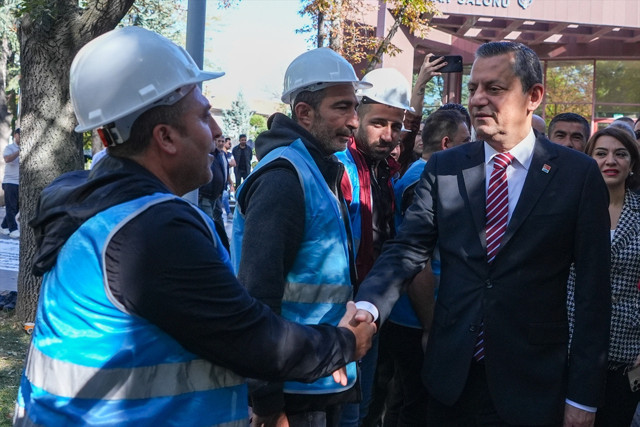 CHP Genel Başkanı Özel, işten çıkartılan maden işçilerini ziyaret etti - Resim: 1