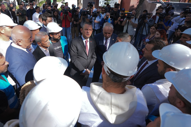 CHP Genel Başkanı Özel, işten çıkartılan maden işçilerini ziyaret etti - Resim: 0