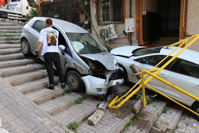 İzmir'de şaşkına çeviren kaza! Merdivenlere düştü - Resim: 0