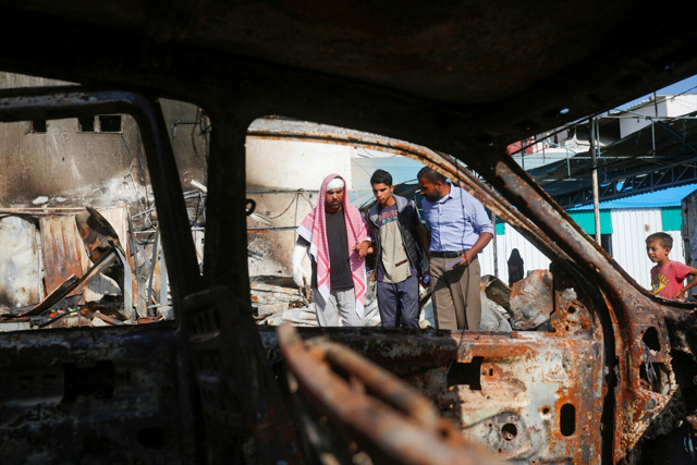 İsrail'in Gazze'deki çadır kampa düzenlediği saldırıda Filistinliler diri diri yandı - Resim: 0