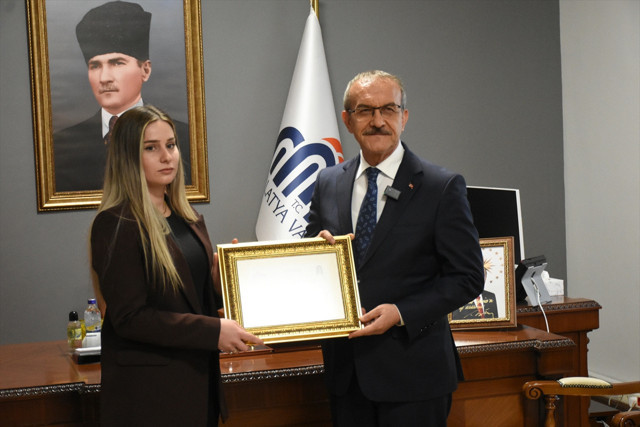 Deprem anında kayda geçen görüntü çok konuşuldu! O öğretmene başarı belgesi verildi - Resim: 1