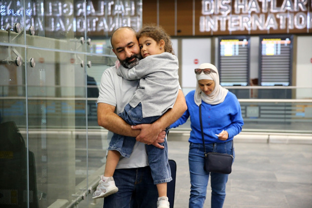 Lübnan'dan ayrılmak isteyen Türk vatandaşları uçakla İstanbul'a geldi - Resim: 5