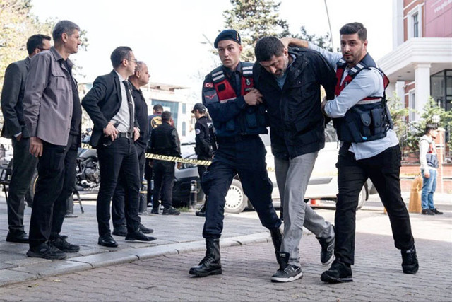 Yenidoğan çetesi soruşturmasında Savcı, kendisini tehdit edenleri böyle izledi, ters kelepçeli geçit yaptırdı - Resim: 0