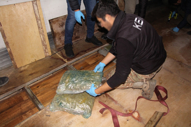 Gümrük muhafaza ekiplerinden uyuşturucu tacirlerine üç ayrı operasyon - Resim: 1