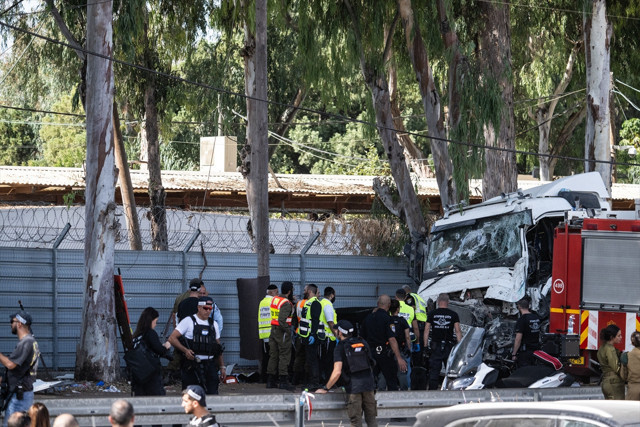 İsrail'de otobüs durağına kamyonla saldırı! Çok sayıda yaralı var - Resim: 3