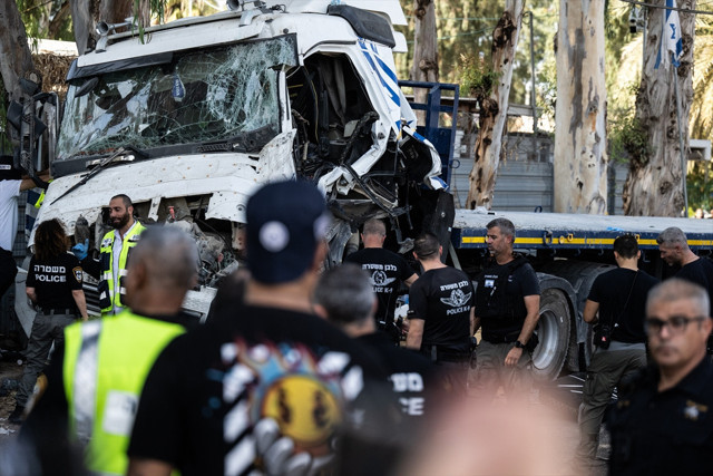 İsrail'de otobüs durağına kamyonla saldırı! Çok sayıda yaralı var - Resim: 2