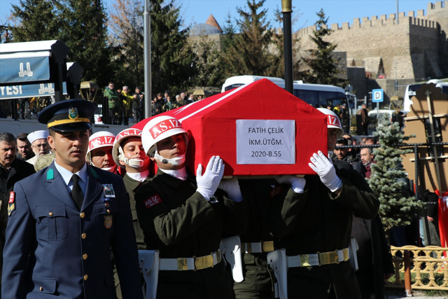 Hayatını kaybeden Üsteğmen Fatih Çelik'in cenazesi Erzurum'da defnedildi - Resim: 0