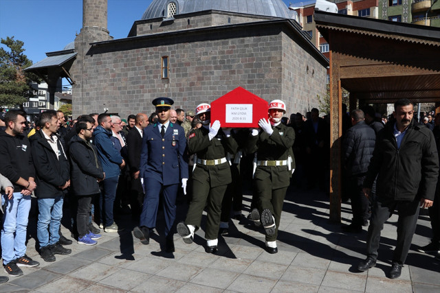 Hayatını kaybeden Üsteğmen Fatih Çelik'in cenazesi Erzurum'da defnedildi - Resim: 2