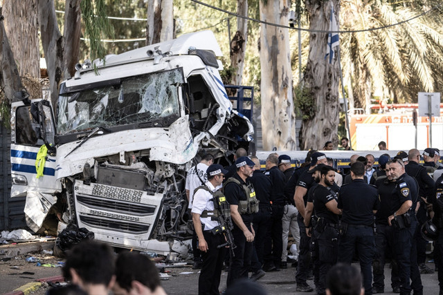 İsrail'de otobüs durağına kamyonla saldırı! Çok sayıda yaralı var - Resim: 0
