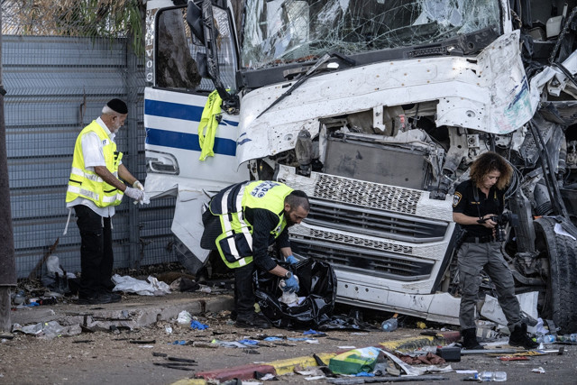 İsrail'de otobüs durağına kamyonla saldırı! Çok sayıda yaralı var - Resim: 4