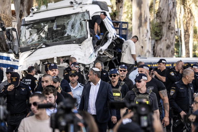 İsrail'de otobüs durağına kamyonla saldırı! Çok sayıda yaralı var - Resim: 1