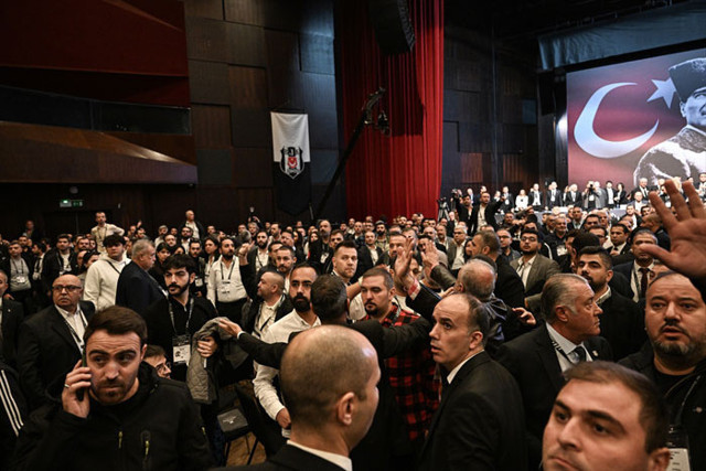 Beşiktaş Kulübünün idari ve mali genel kurulunda kavga çıktı sandalyeler yumruklar havada uçuştu - Resim: 0