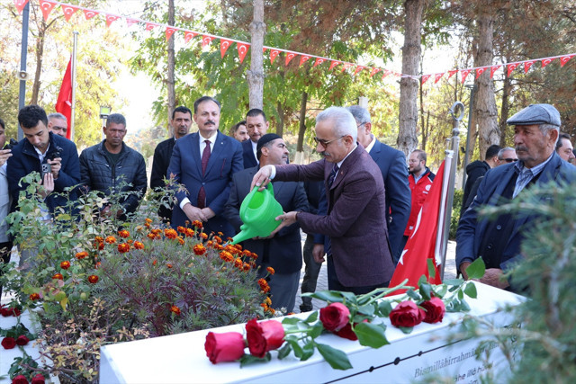 Bakan Uraloğlu, şehit Ömer Halisdemir'in kabrini ziyaret etti - Resim: 2