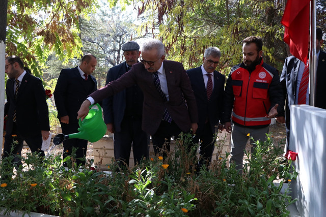 Bakan Uraloğlu, şehit Ömer Halisdemir'in kabrini ziyaret etti - Resim: 1