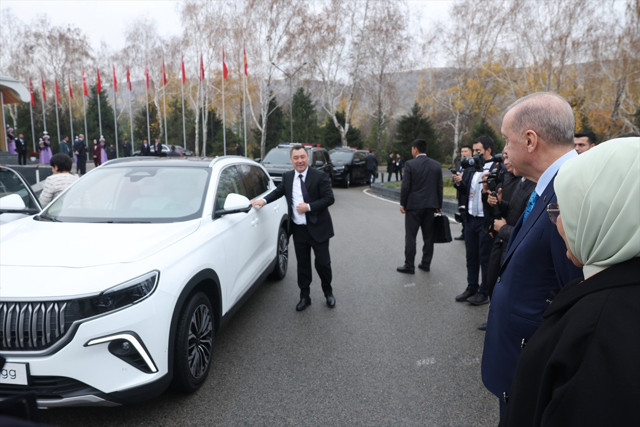 Cumhurbaşkanı Erdoğan, Kırgızistan Cumhurbaşkanı Caparov'a Togg hediye etti - Resim: 0