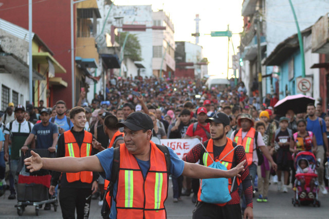 ABD'deki seçim nedeniyle Meksika'dan yaklaşık 3 bin kişilik göçmen konvoyu yola çıktı - Resim: 1