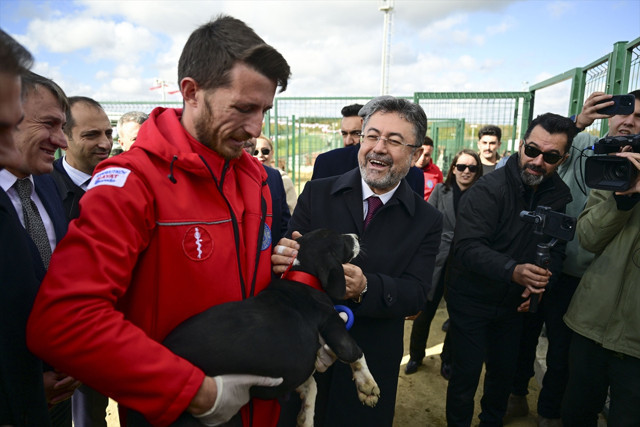 Tarım ve Orman Bakanı Yumaklı, "Zeytin" adı verilen köpeği sahiplendi - Resim: 1