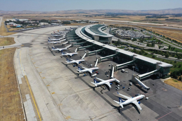 İstanbul Havalimanı geçen hafta günlük ortalama 1359 uçuşla yine Avrupa'nın zirvesinde - Resim: 0