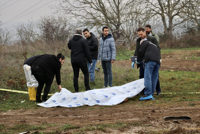Sakarya'da boş arazide kan donduran görüntü! Başından vurulmuş erkek cesedi bulundu - Resim: 0