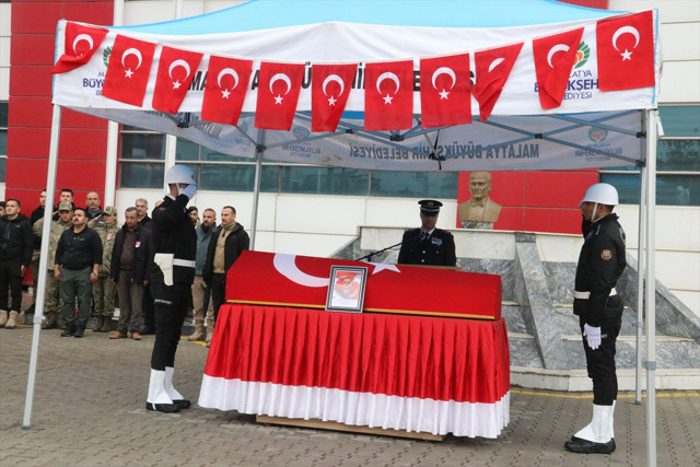Malatya'da şehit polis Lütfü Beykoz için düzenlenen törende ailesi kahroldu - Resim: 0
