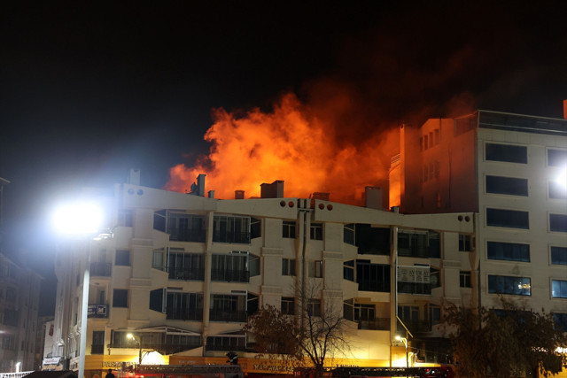 Sivas’ta dershane bulunan binada yangın: 1 Öğretmen öldü - Resim: 0