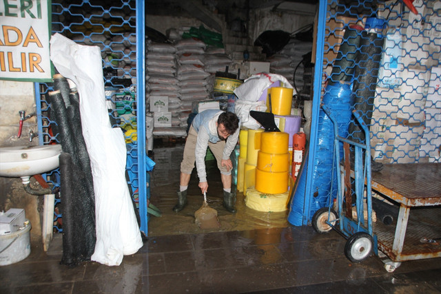 Antalya'da şiddetli yağış su baskınlarına neden oldu - Resim: 2