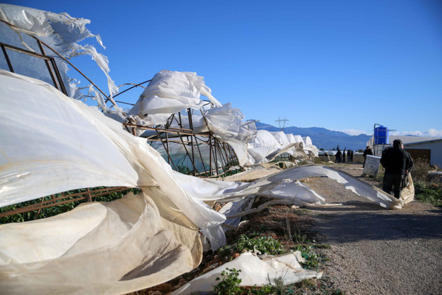 Antalya'da hortum ile sağanağın zarar verdiği sera ve evler görüntülendi: "Deprem oldu sandık" - Resim: 0