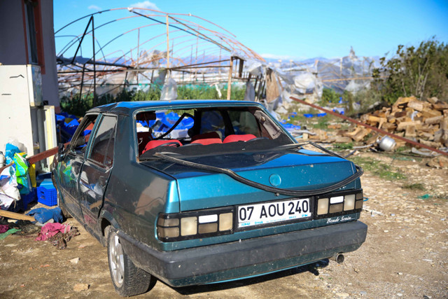 Antalya'da hortum ile sağanağın zarar verdiği sera ve evler görüntülendi: "Deprem oldu sandık" - Resim: 3