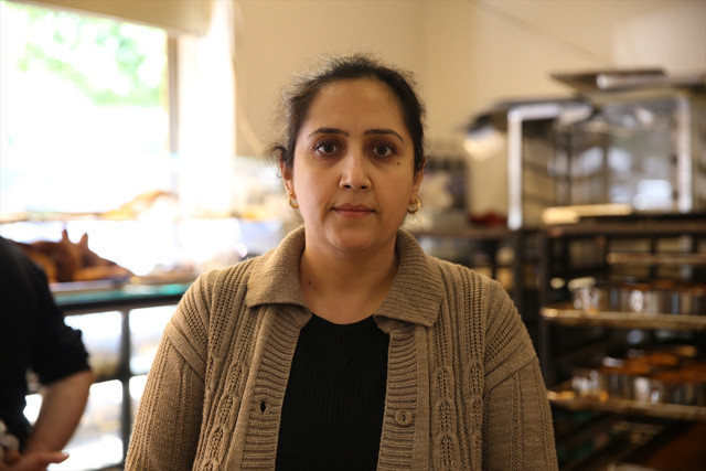 Hatay'da "üşümesin" diye fırına alınan kadın, cep telefonu çaldı - Resim: 0