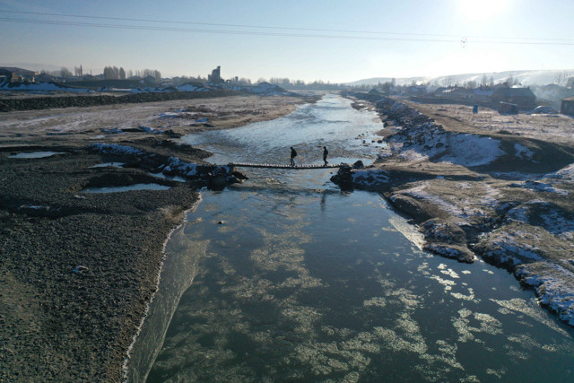 Doğu Anadolu'da dondurucu soğuk: Erzurum'da termometreler sıfırın altında 18 dereceyi gösterdi - Resim: 2