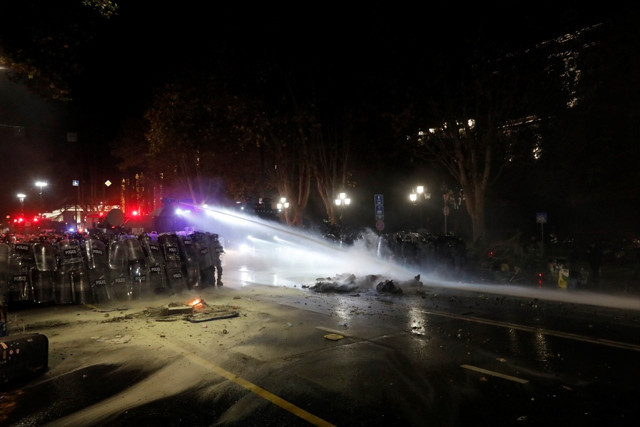 Gürcistan'da, AB'ye katılım müzakerelerinin 2028'e kadar askıya alınması protesto edildi - Resim: 2