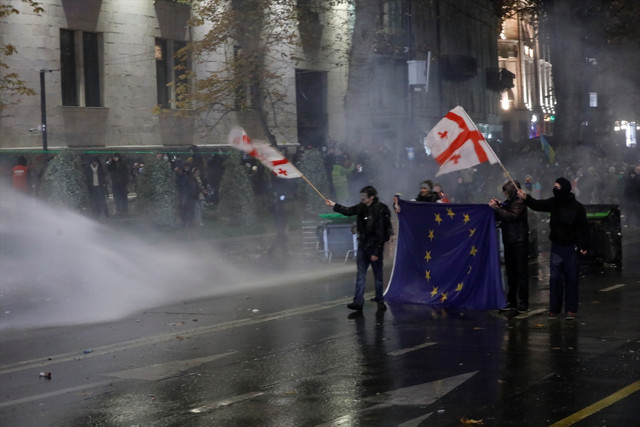 Gürcistan'da, AB'ye katılım müzakerelerinin 2028'e kadar askıya alınması protesto edildi - Resim: 0