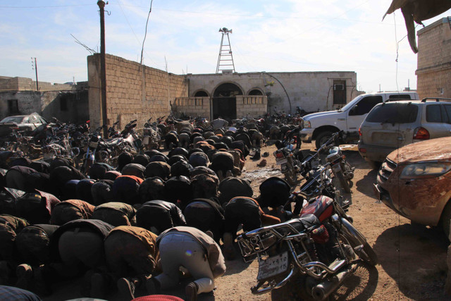 Suriye'de terörden temizlenen Tel Rıfat ilçesinde ilk cuma namazı kılındı - Resim: 0