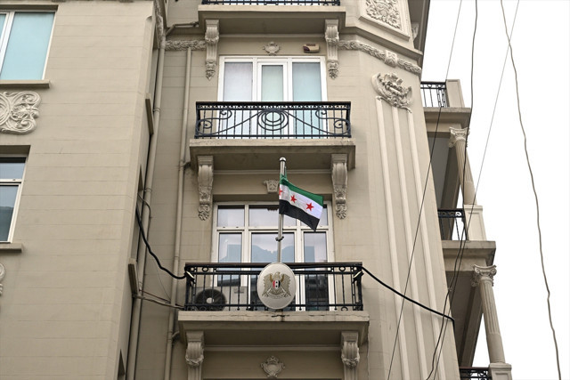 Suriye'nin İstanbul Başkonsolosluğu'na "devrim bayrağı" asıldı - Resim: 0