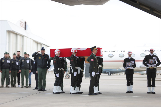 Isparta'da helikopter kazasında şehit olan askerlerin cenazeleri memleketlerine uğurlandı - Resim: 5