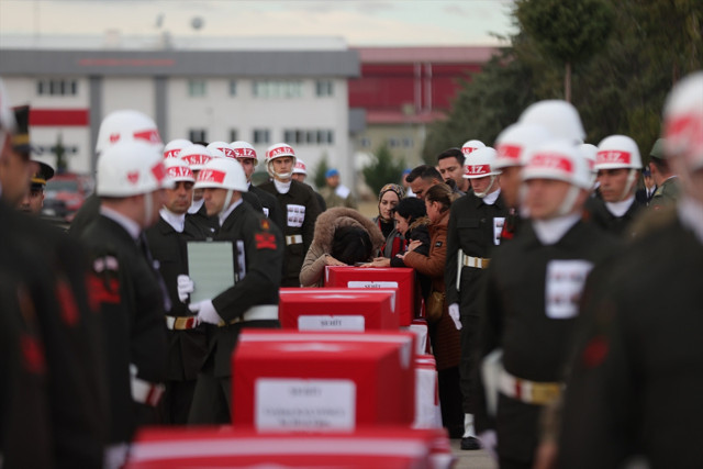 Isparta'da helikopter kazasında şehit olan askerlerin cenazeleri memleketlerine uğurlandı - Resim: 3