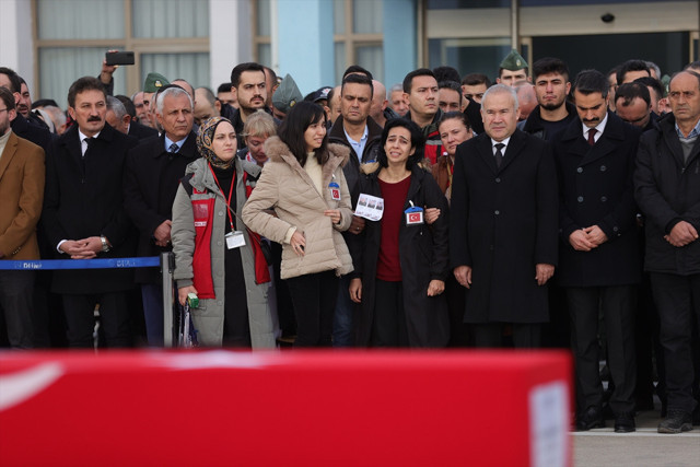 Isparta'da helikopter kazasında şehit olan askerlerin cenazeleri memleketlerine uğurlandı - Resim: 4