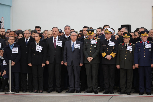 Isparta'da helikopter kazasında şehit olan askerlerin cenazeleri memleketlerine uğurlandı - Resim: 1