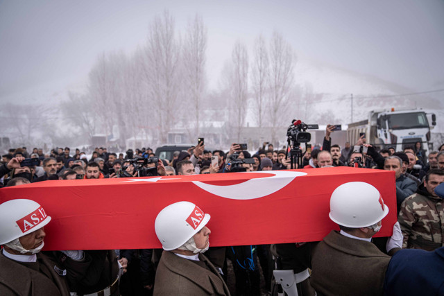 Şehit Astsubay Taha Nergiz, memleketi Erzurum'da son yolculuğuna uğurlandı - Resim: 4